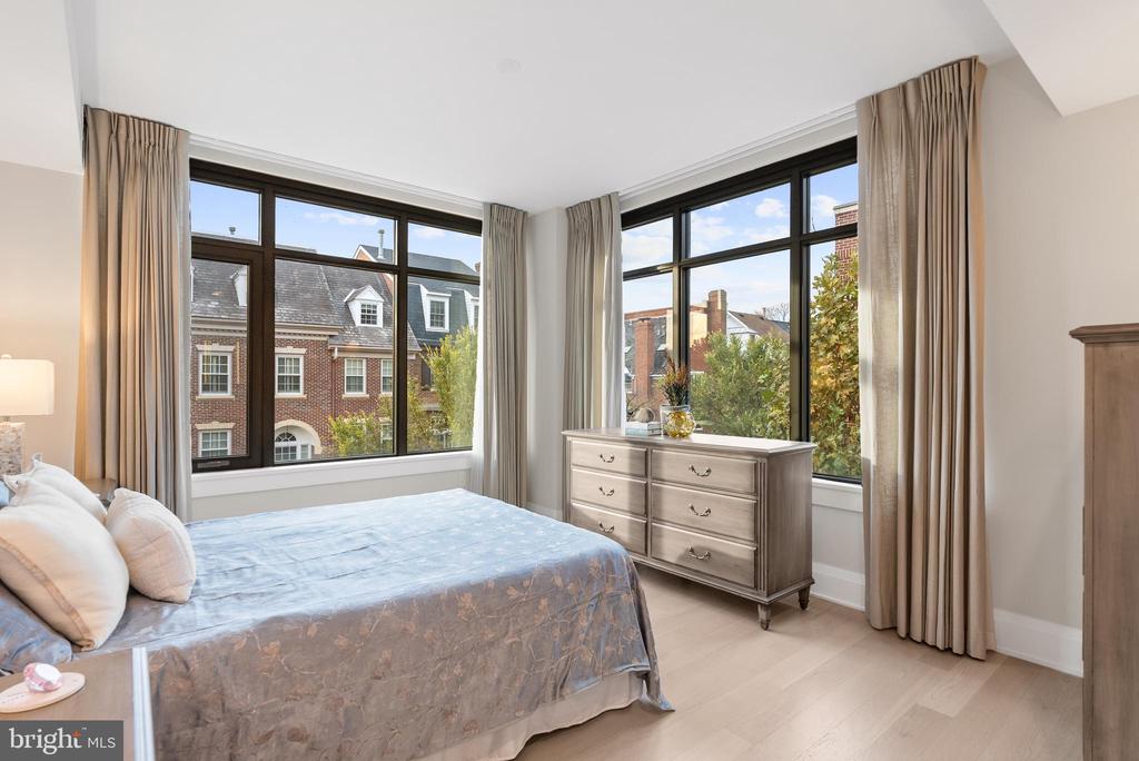 22 BAKERS WALK 306