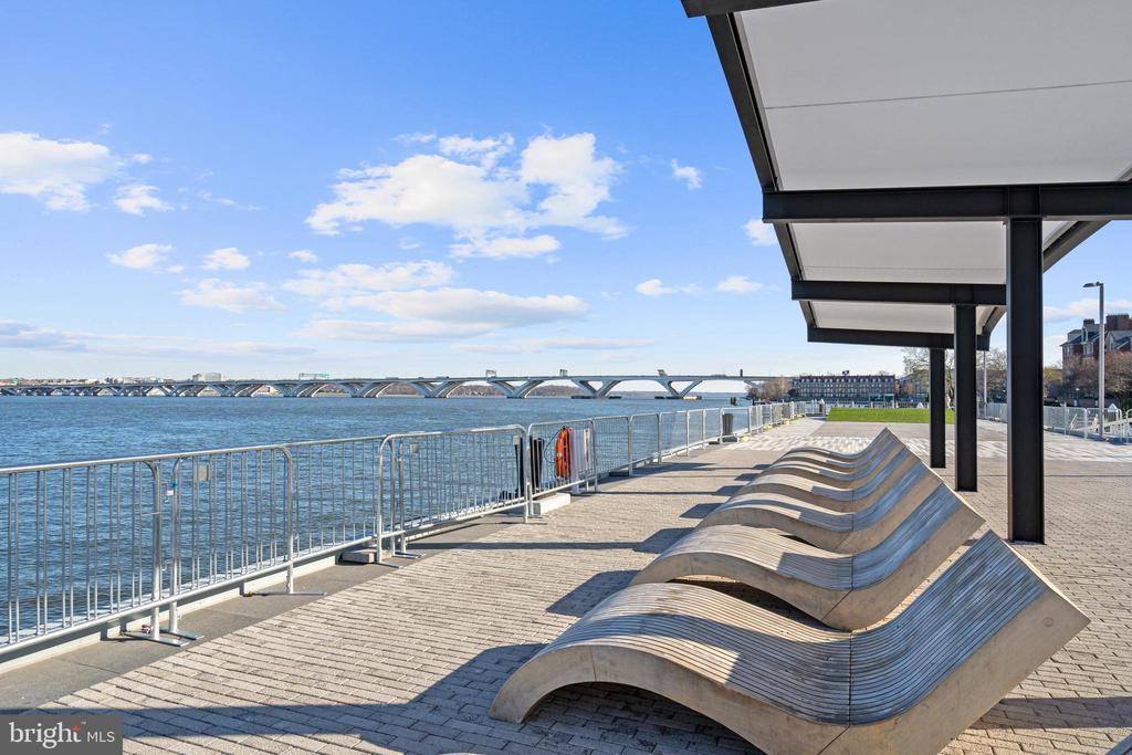 22 BAKERS WALK 306