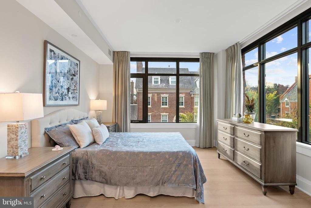 22 BAKERS WALK 306
