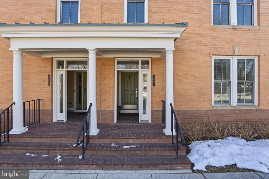 2307 RICHMOND HIGHWAY 102