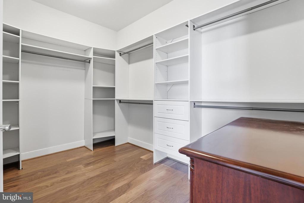 2307 RICHMOND HIGHWAY 102