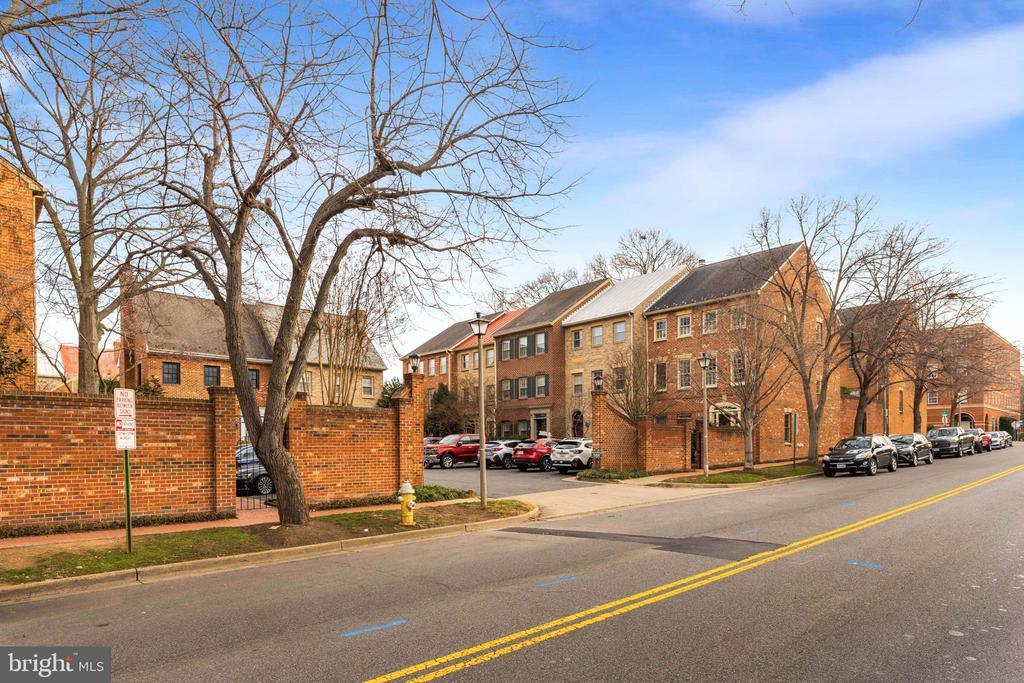 403 N FAIRFAX STREET