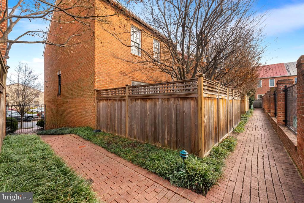 403 N FAIRFAX STREET