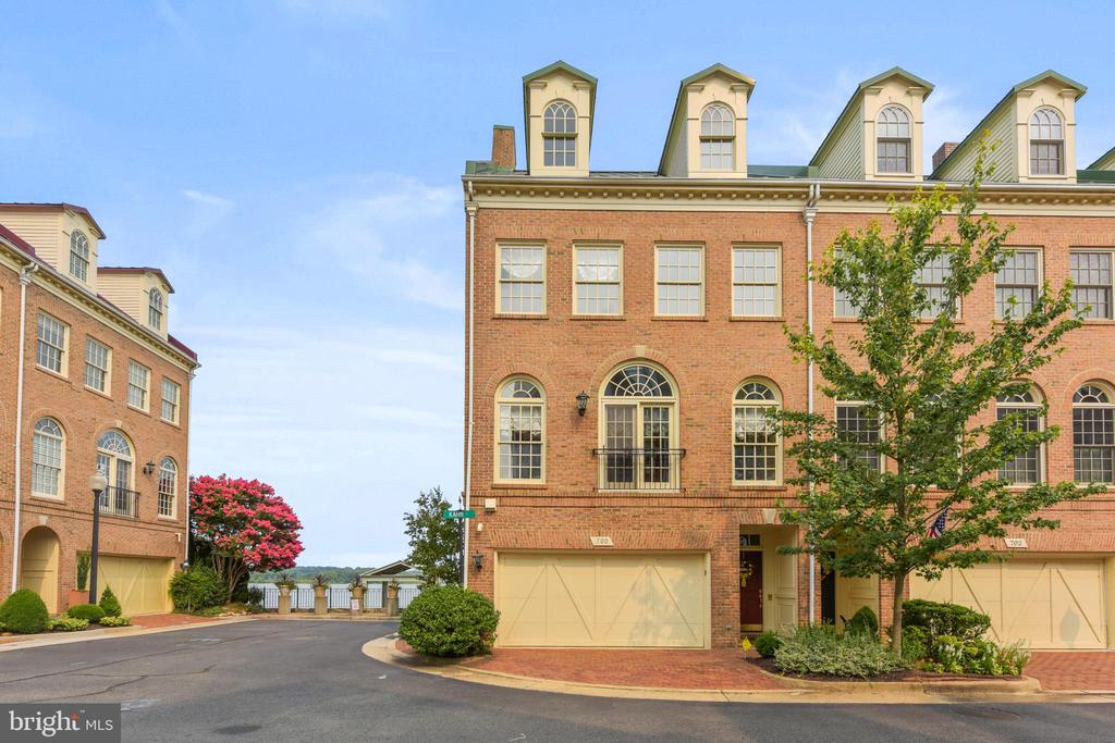 700 KAHN PLACE