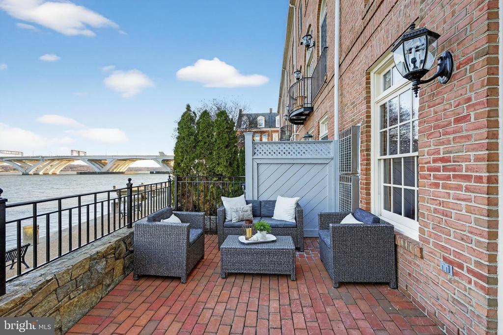 700 KAHN PLACE