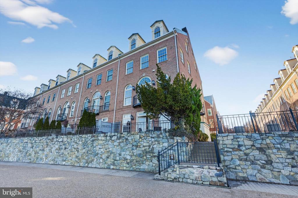 700 KAHN PLACE