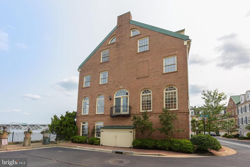 700 KAHN PLACE