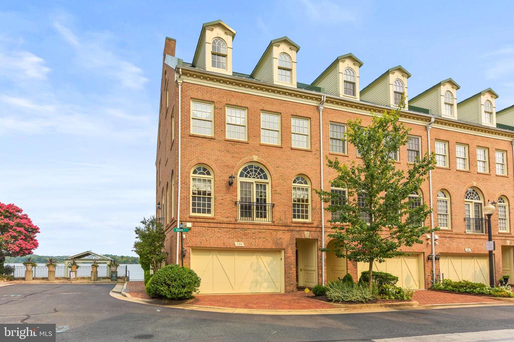 700 KAHN PLACE
