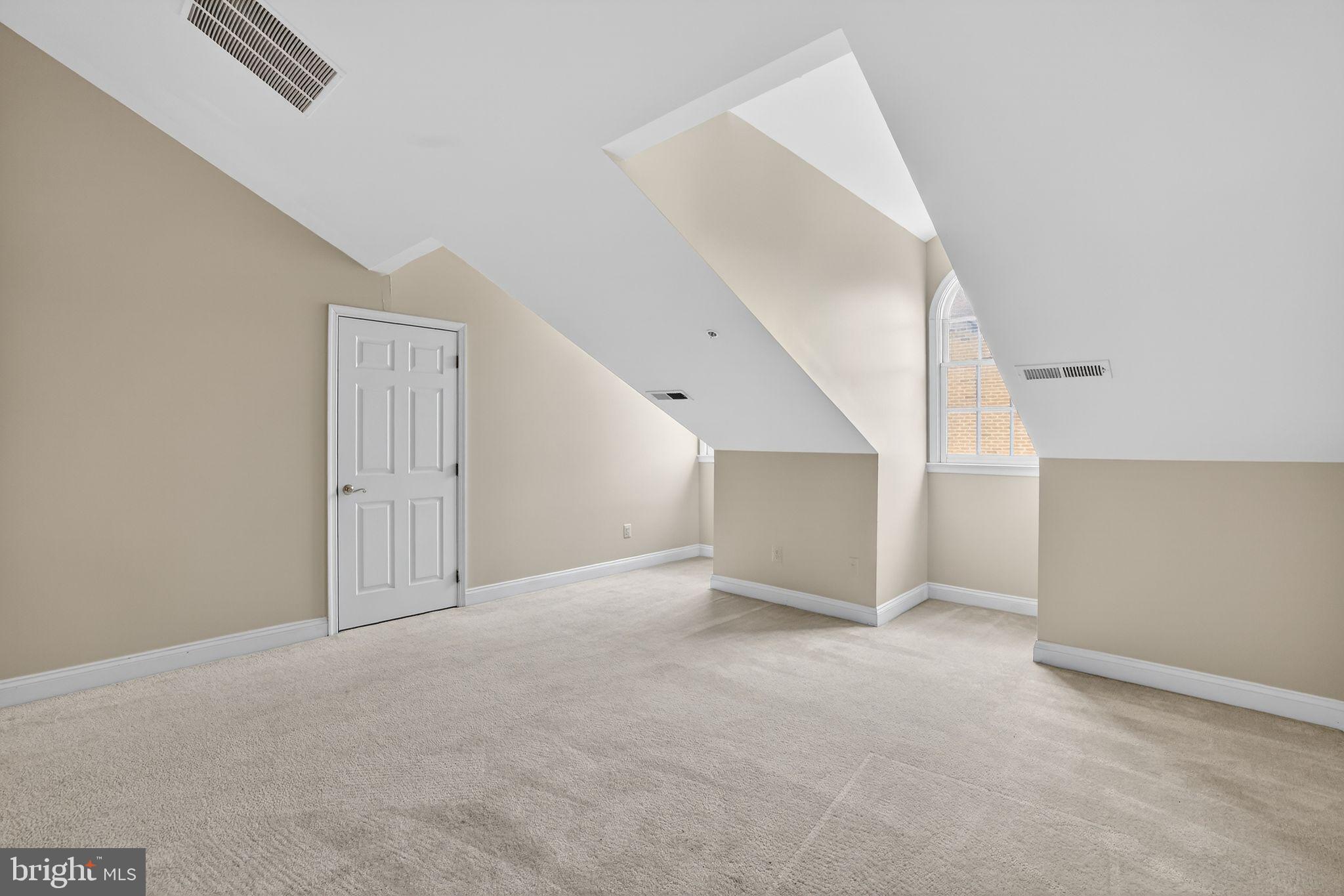 1220 ROUNDHOUSE LANE
