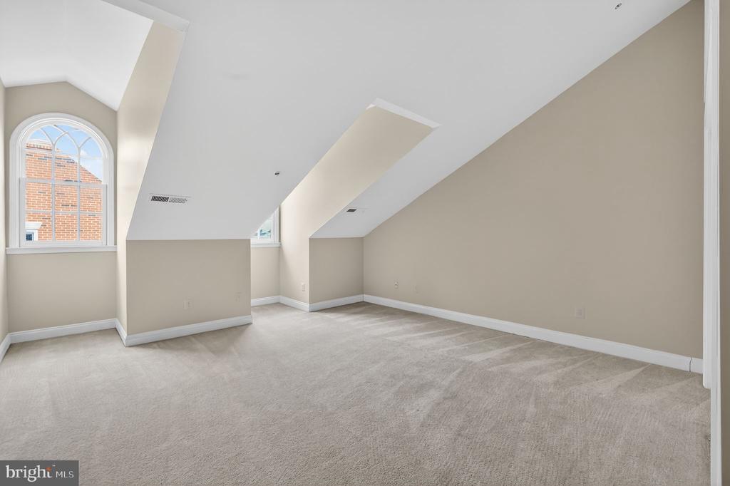 1220 ROUNDHOUSE LANE
