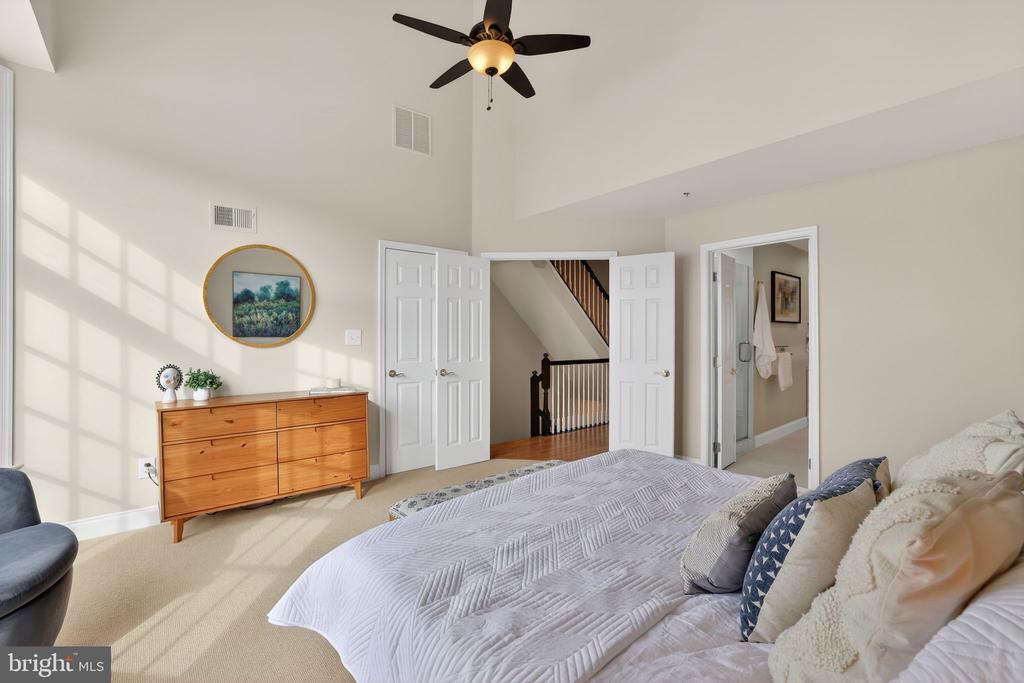 1220 ROUNDHOUSE LANE