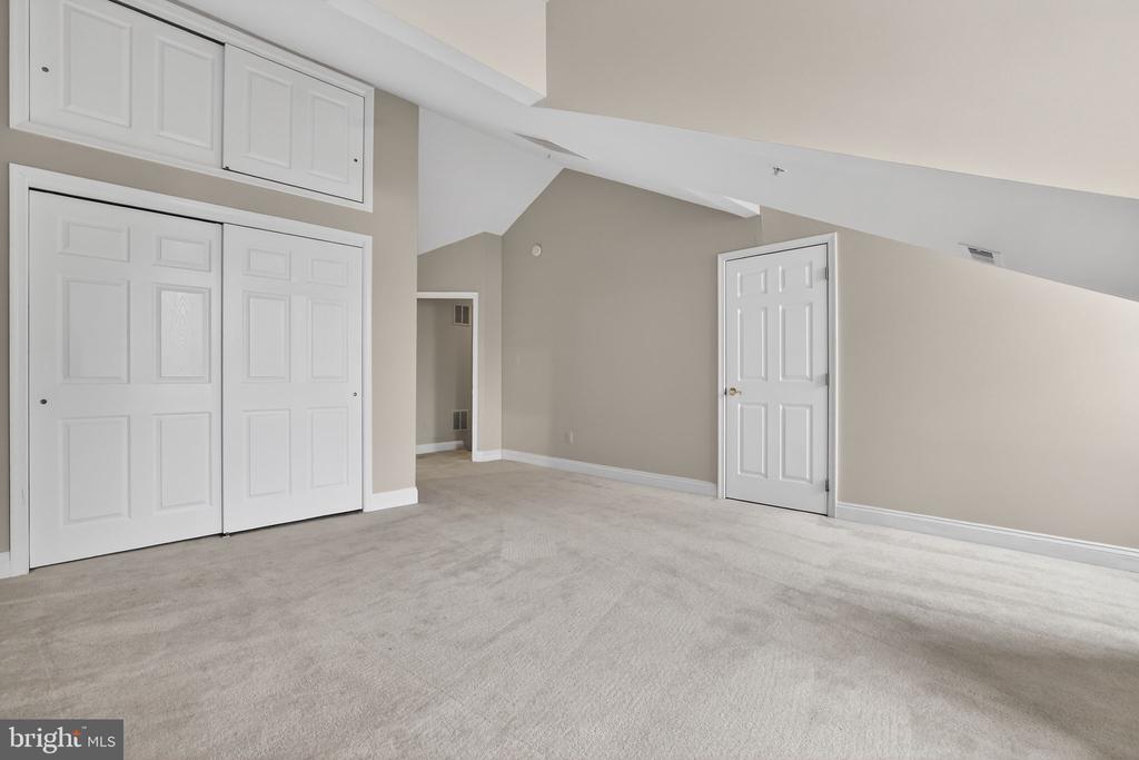 1220 ROUNDHOUSE LANE