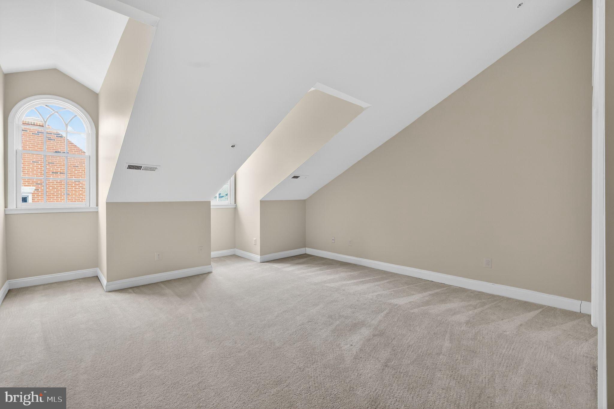 1220 ROUNDHOUSE LANE
