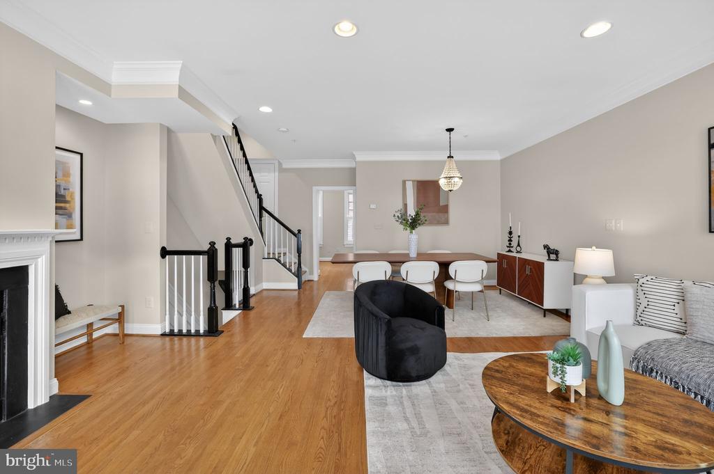 1220 ROUNDHOUSE LANE