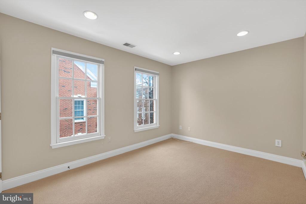 1220 ROUNDHOUSE LANE
