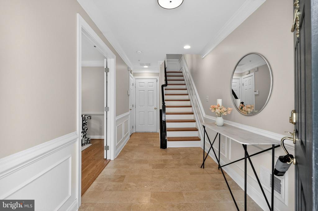 1220 ROUNDHOUSE LANE