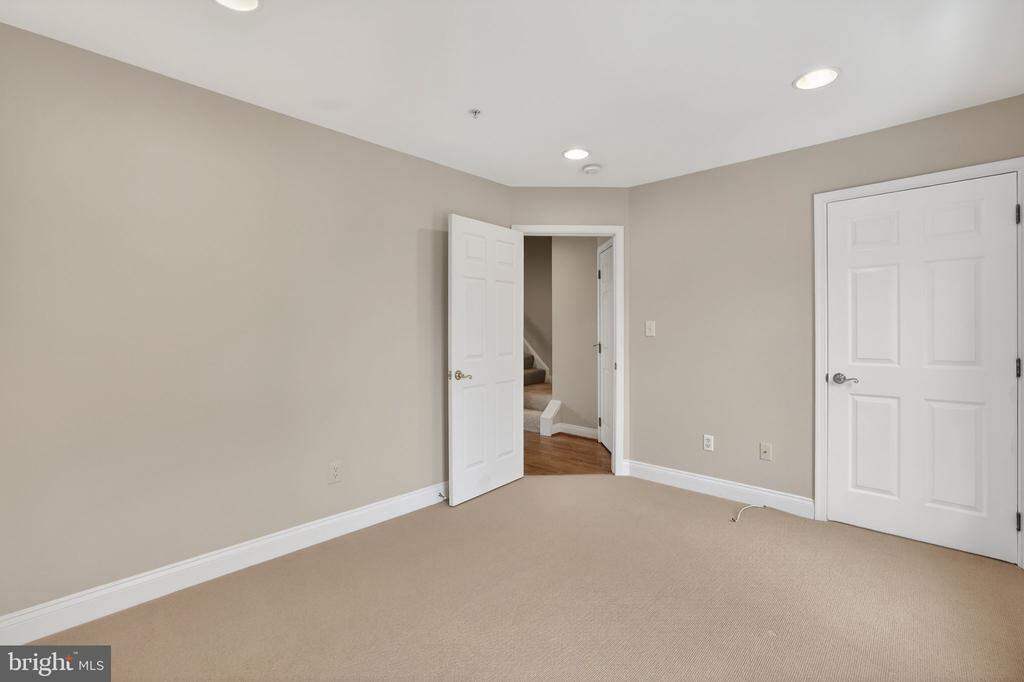 1220 ROUNDHOUSE LANE