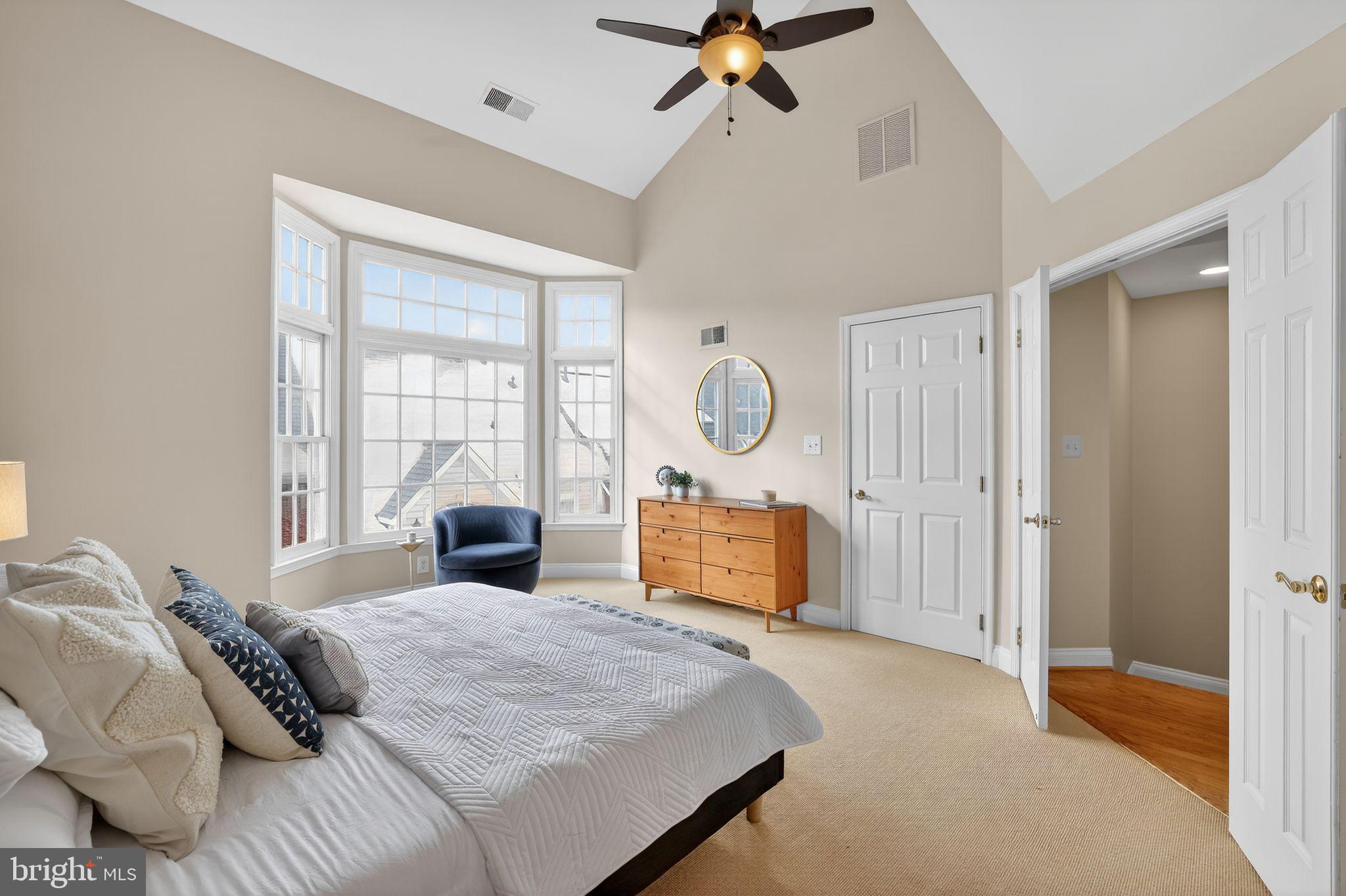 1220 ROUNDHOUSE LANE