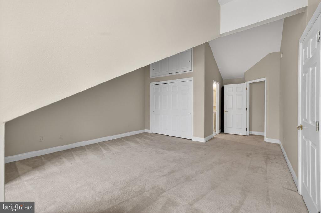 1220 ROUNDHOUSE LANE