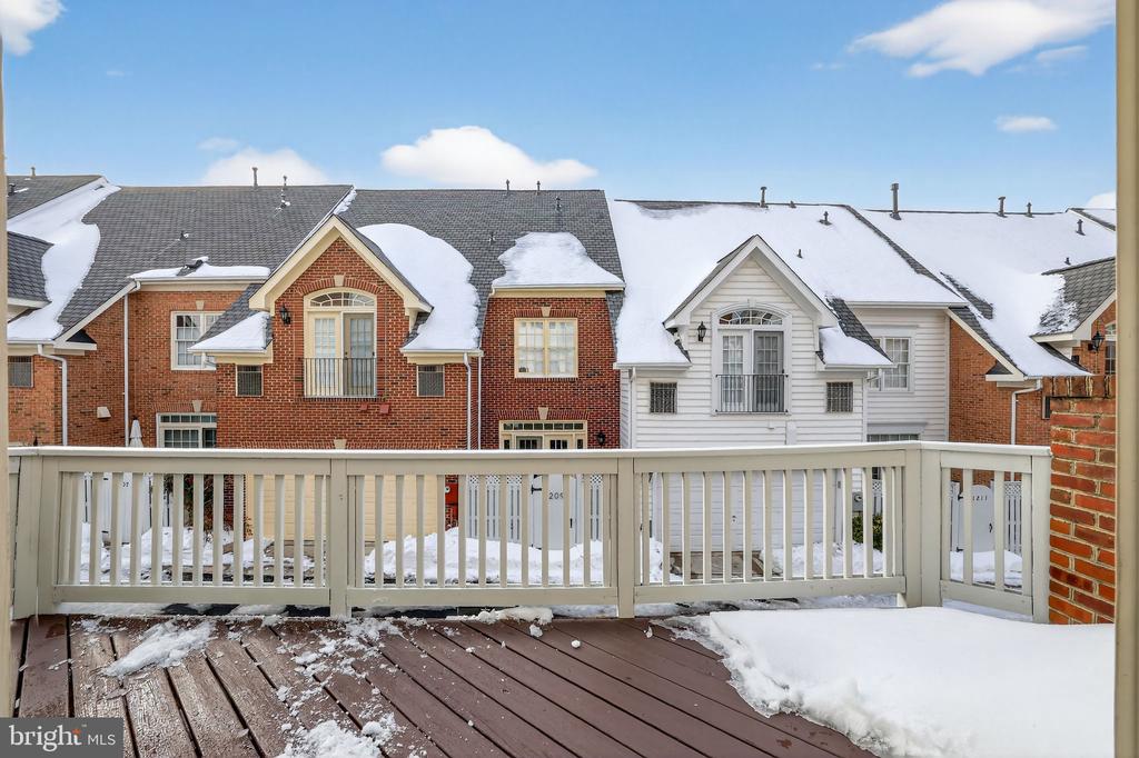 1220 ROUNDHOUSE LANE