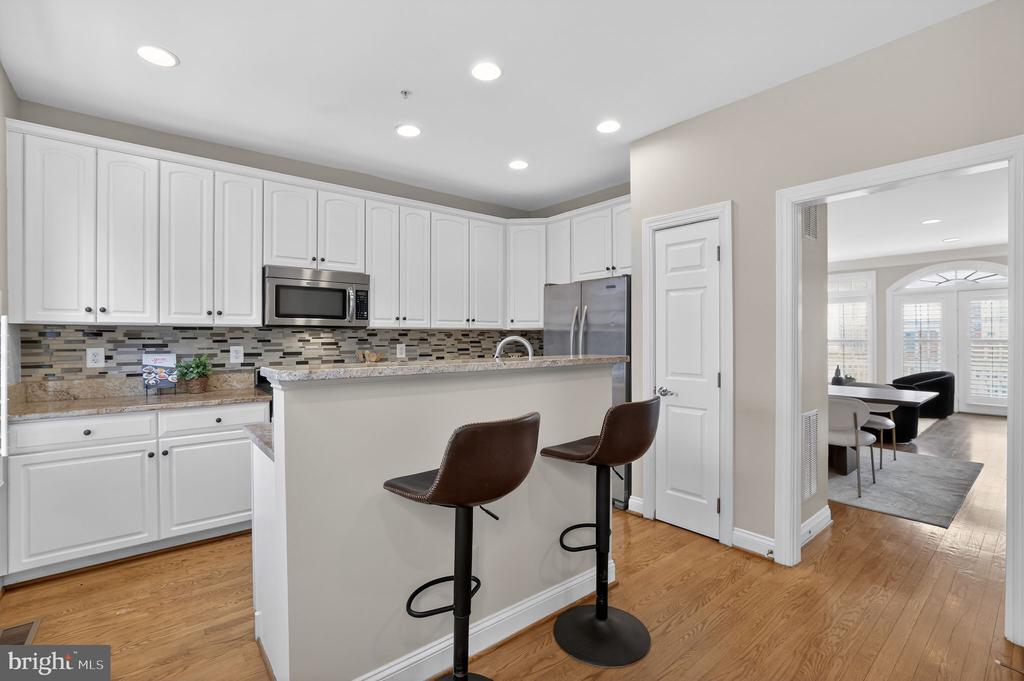 1220 ROUNDHOUSE LANE