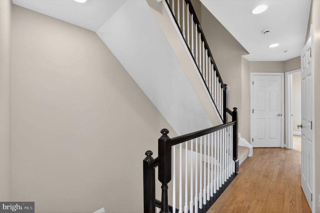 1220 ROUNDHOUSE LANE