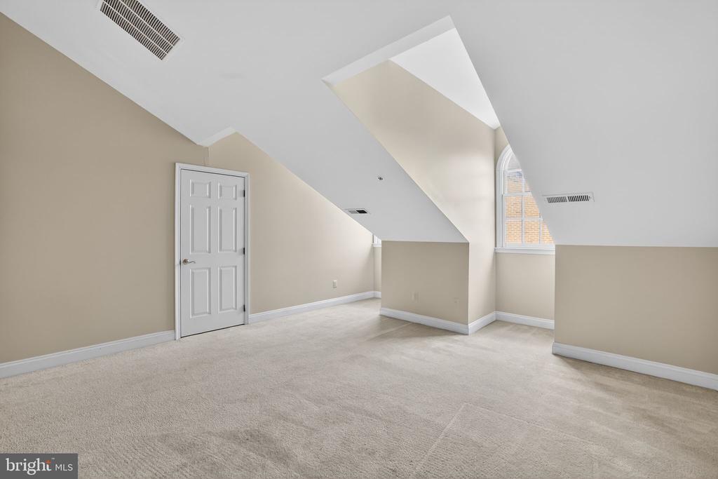 1220 ROUNDHOUSE LANE