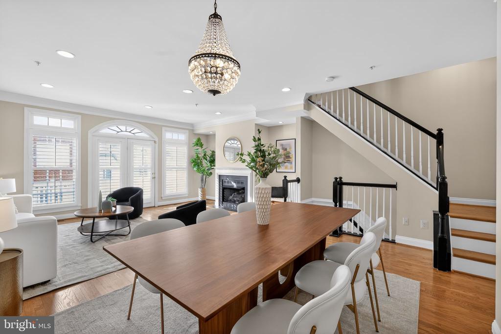 1220 ROUNDHOUSE LANE