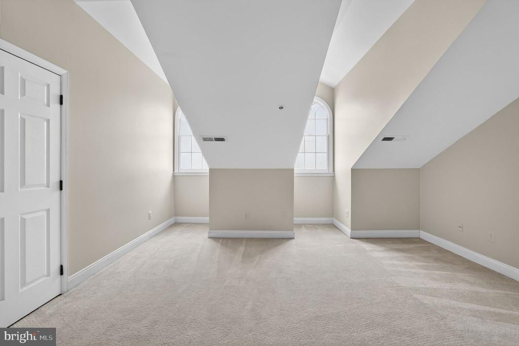 1220 ROUNDHOUSE LANE