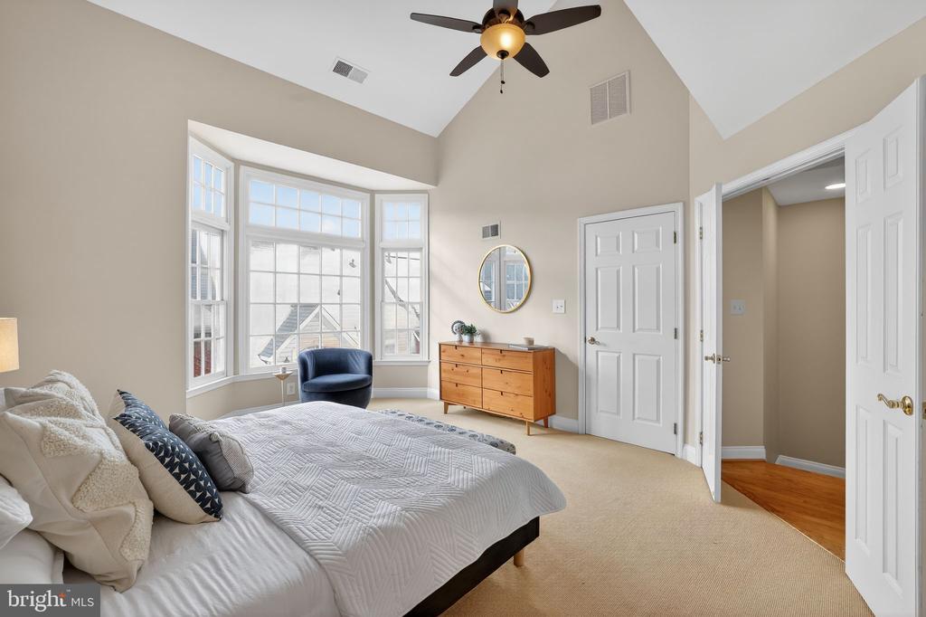 1220 ROUNDHOUSE LANE