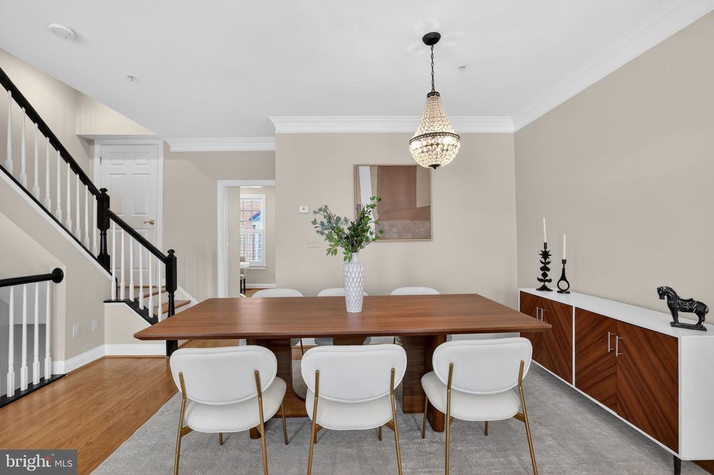 1220 ROUNDHOUSE LANE