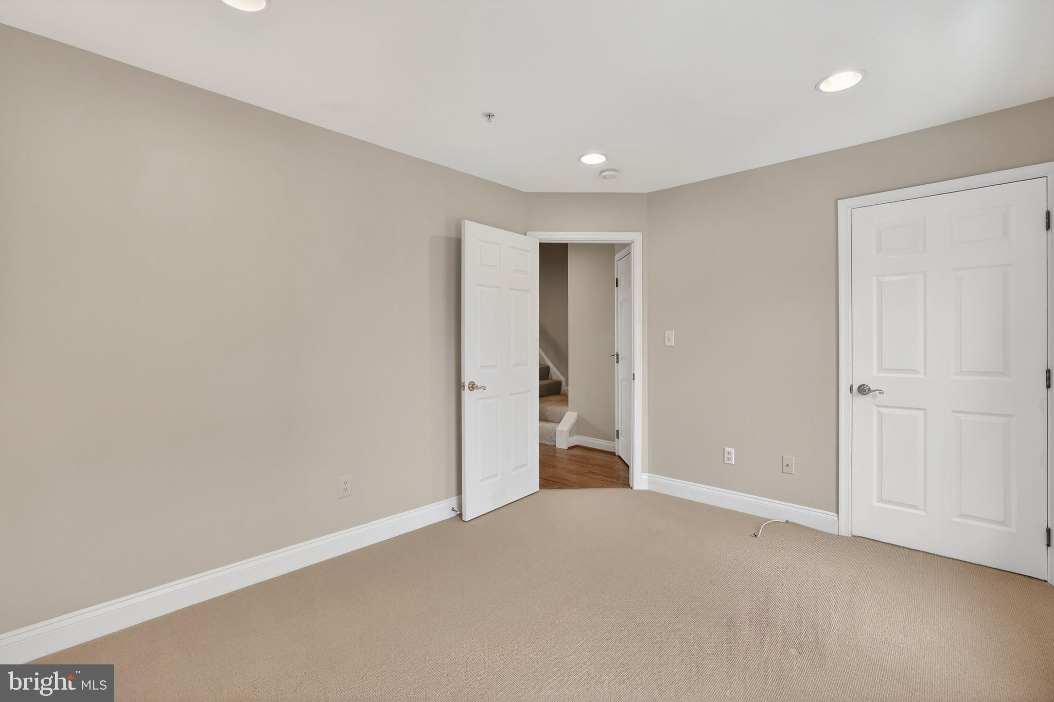 1220 ROUNDHOUSE LANE