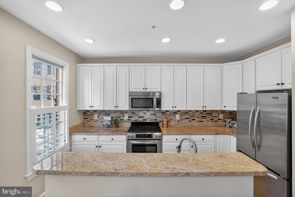 1220 ROUNDHOUSE LANE