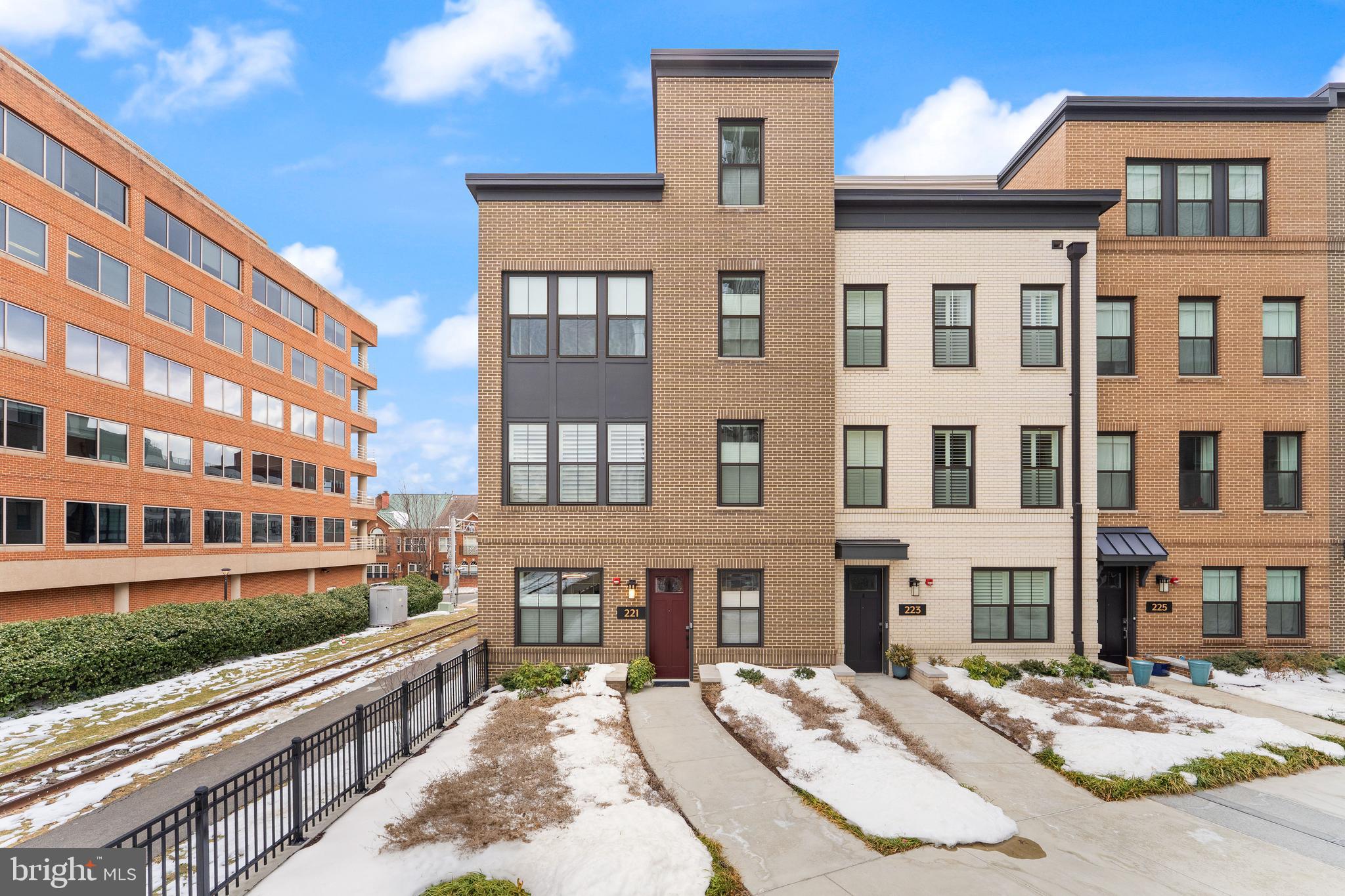 221 MONTGOMERY STREET