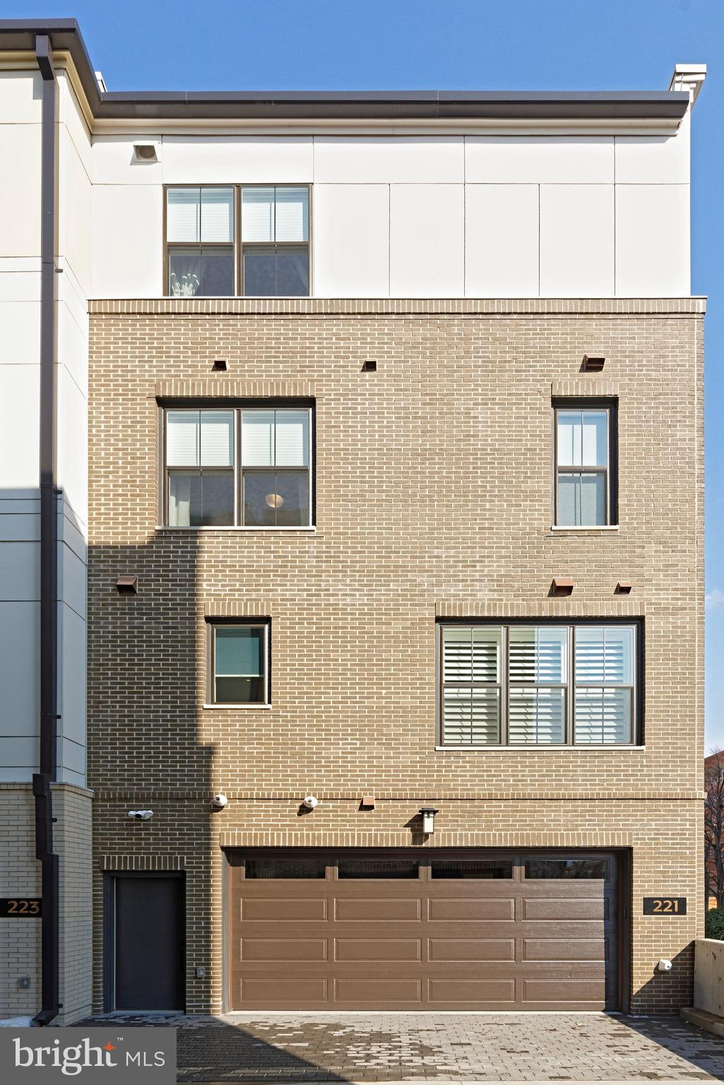221 MONTGOMERY STREET