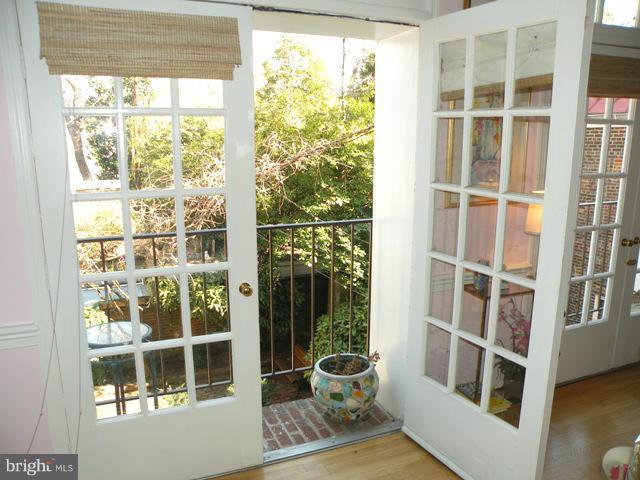 200 FAIRFAX STREET S 5