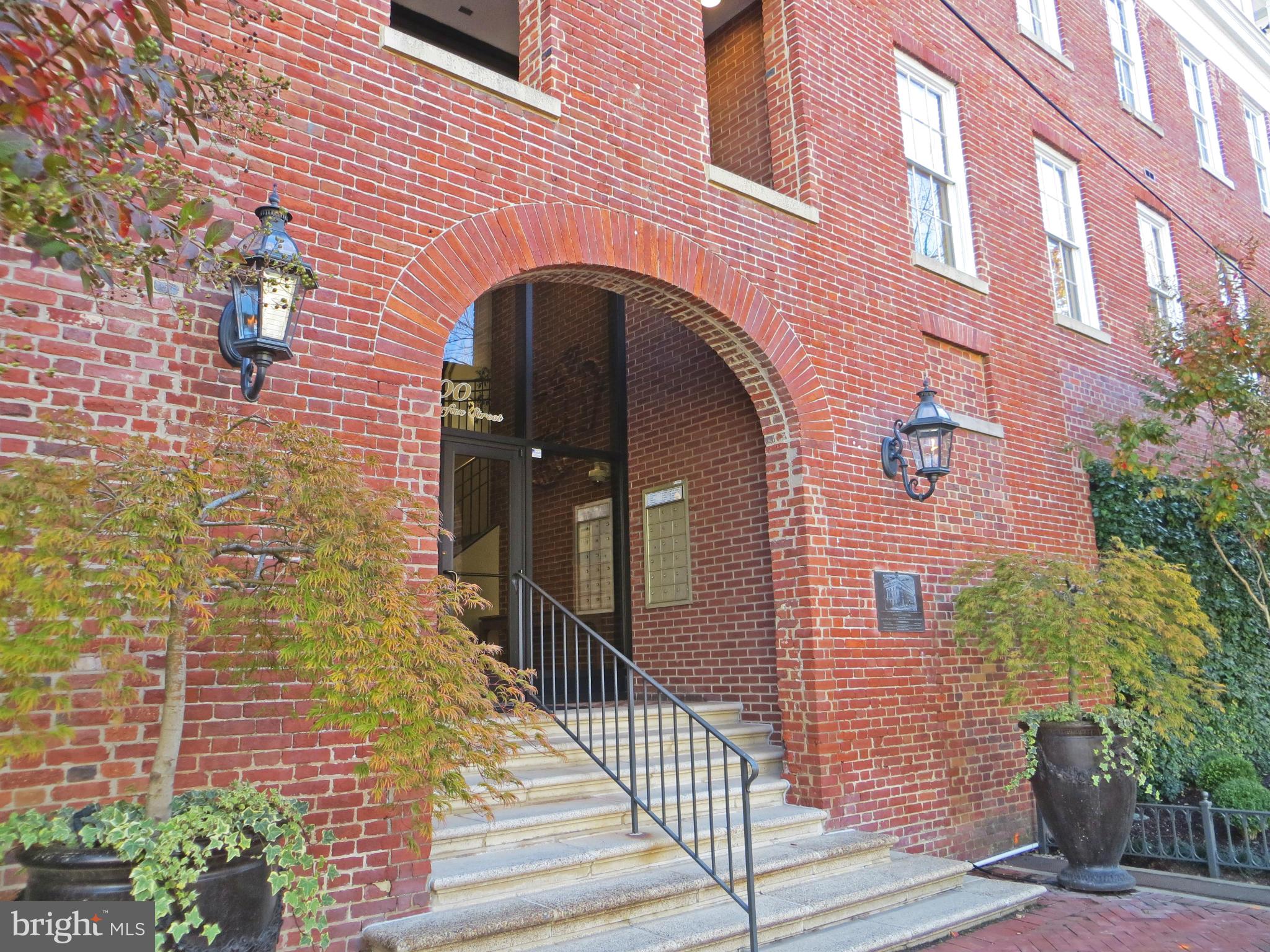 200 FAIRFAX STREET S 5