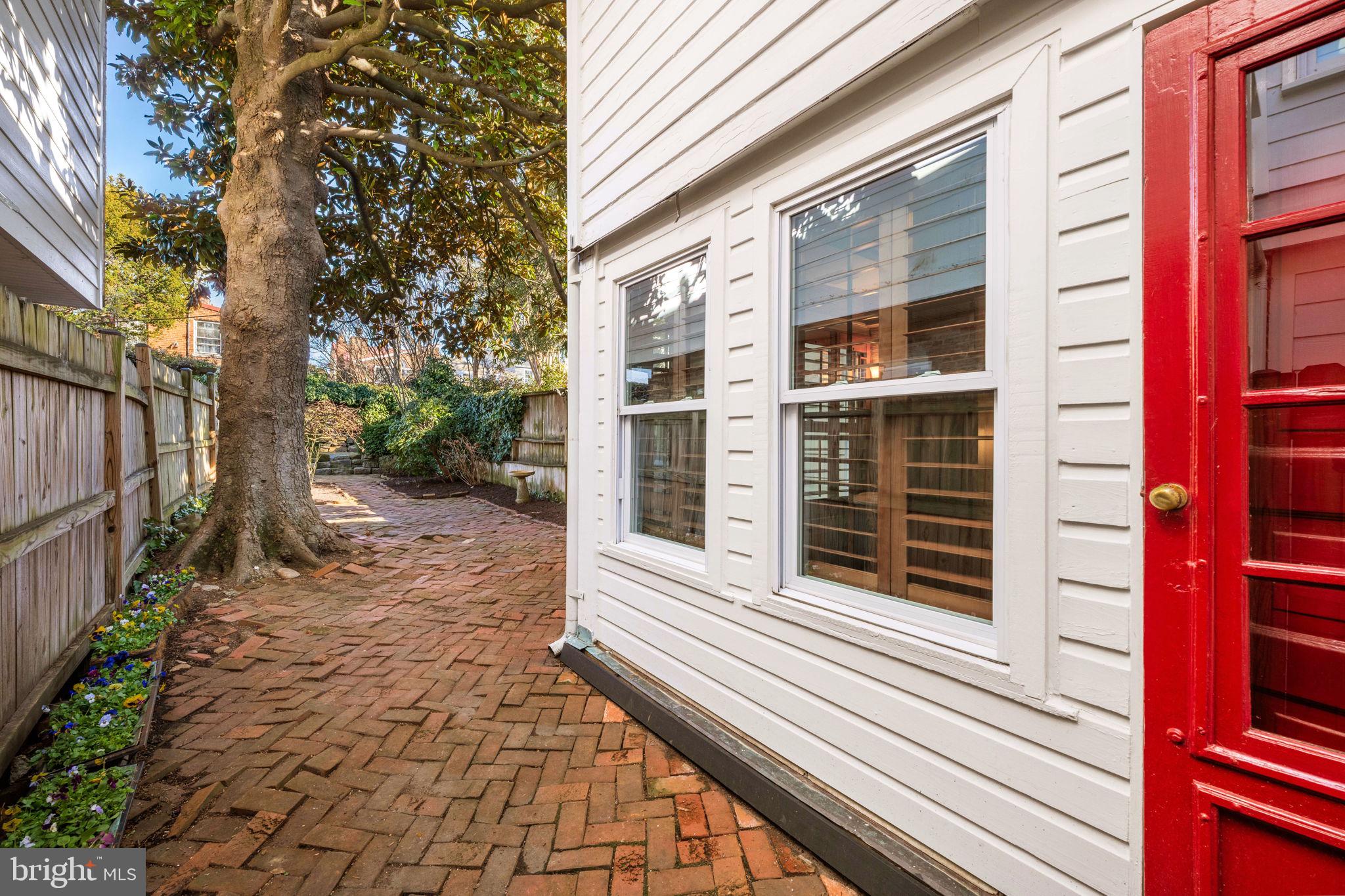 416 S FAIRFAX STREET S