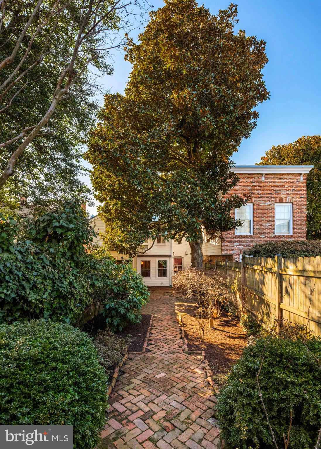 416 S FAIRFAX STREET S