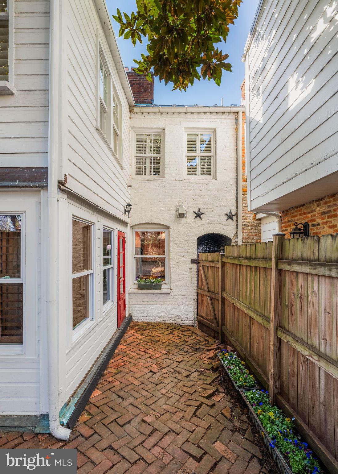 416 S FAIRFAX STREET S