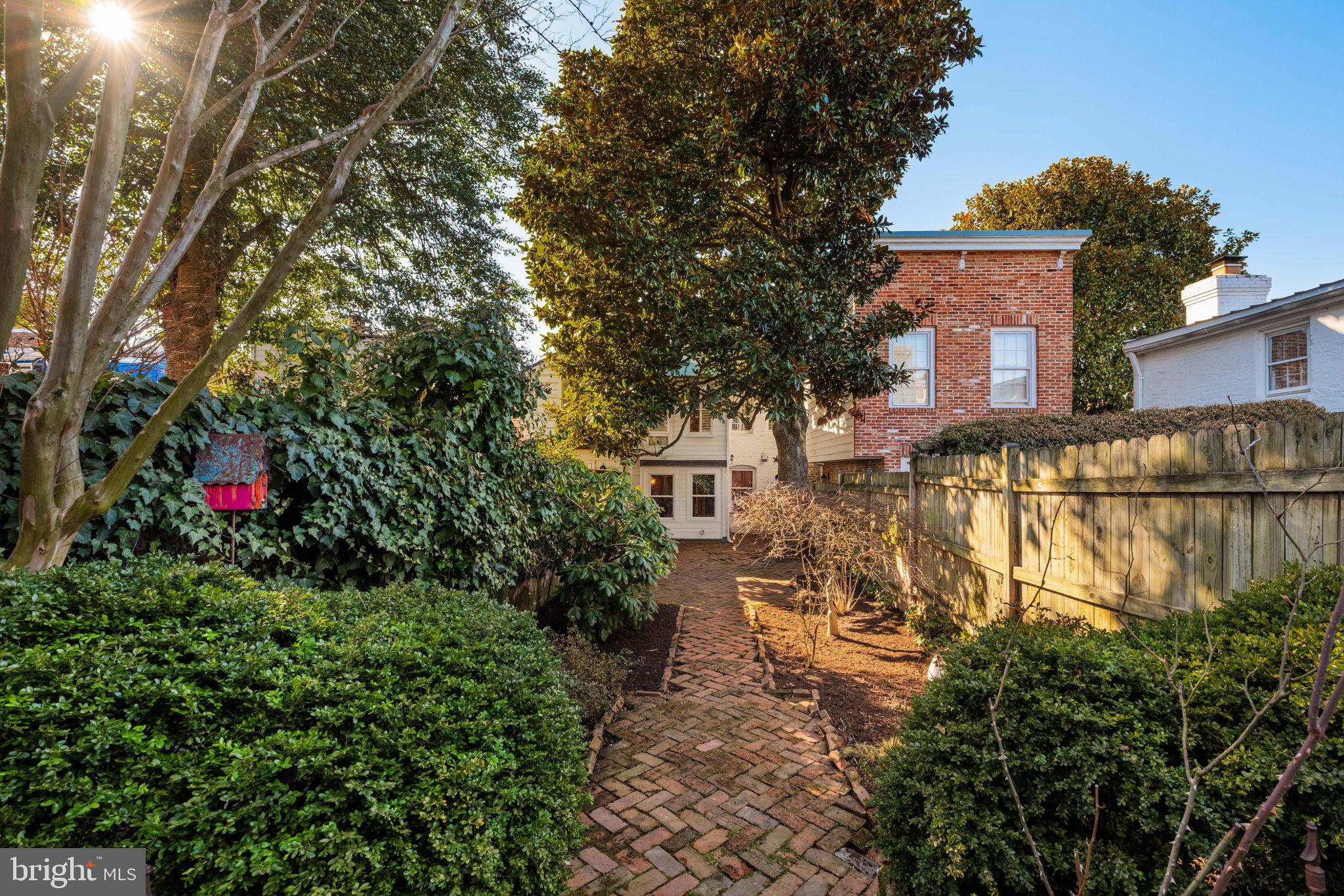 416 S FAIRFAX STREET S