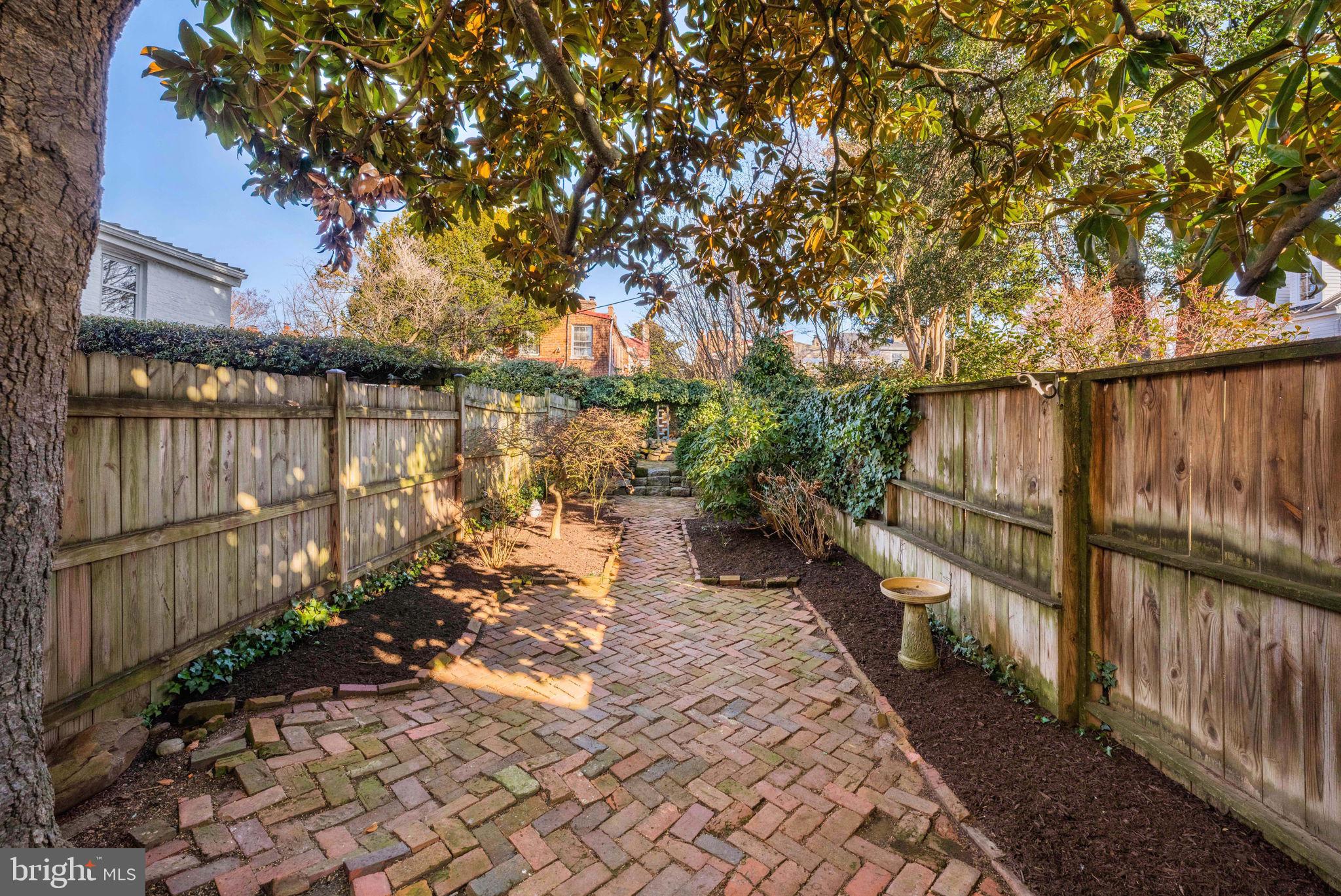 416 S FAIRFAX STREET S