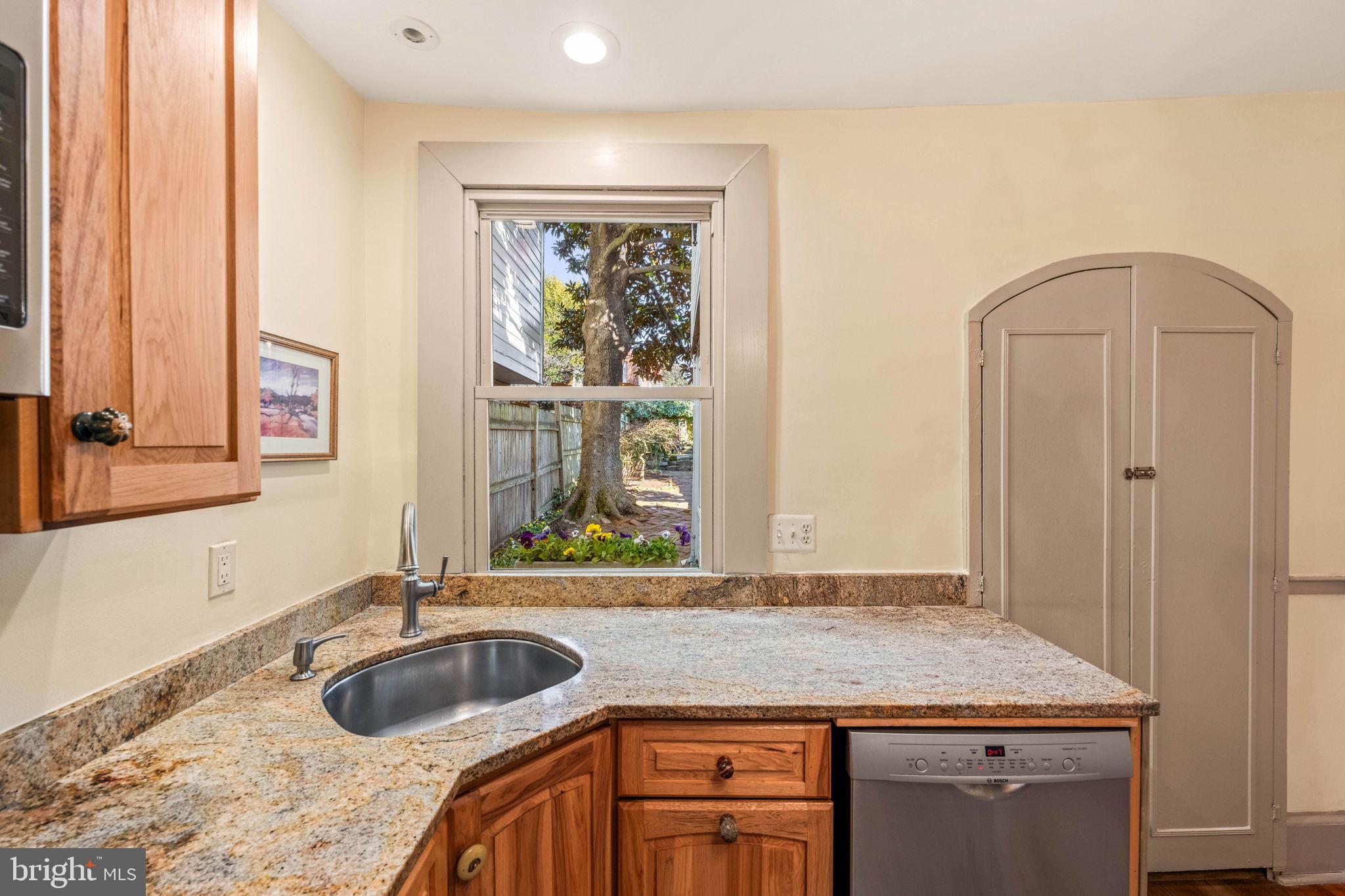 416 S FAIRFAX STREET S