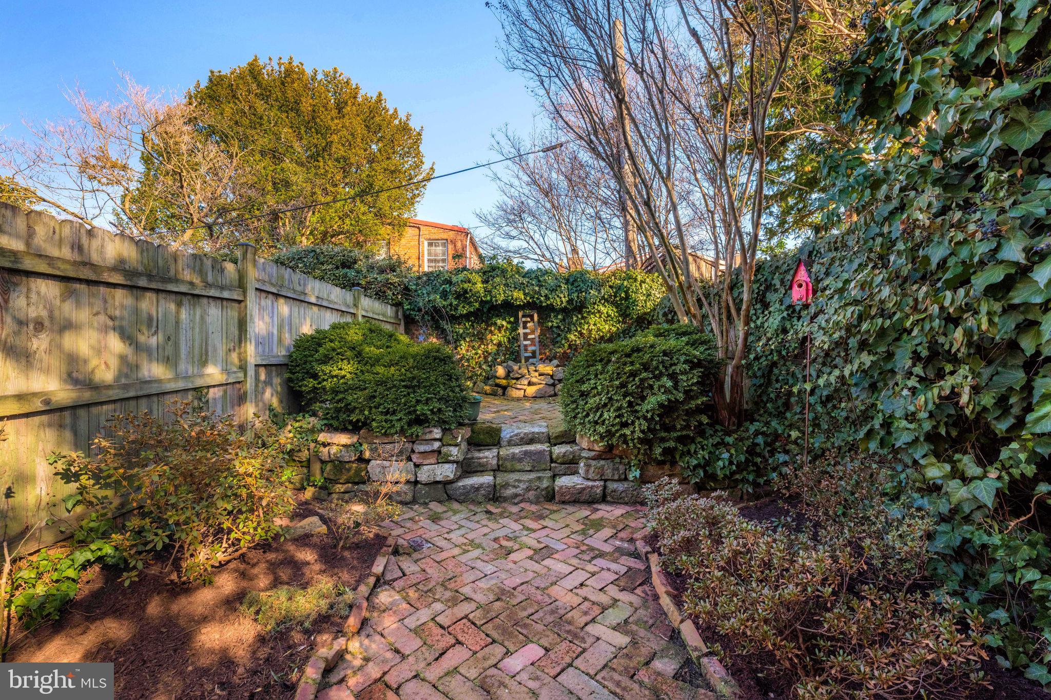 416 S FAIRFAX STREET S