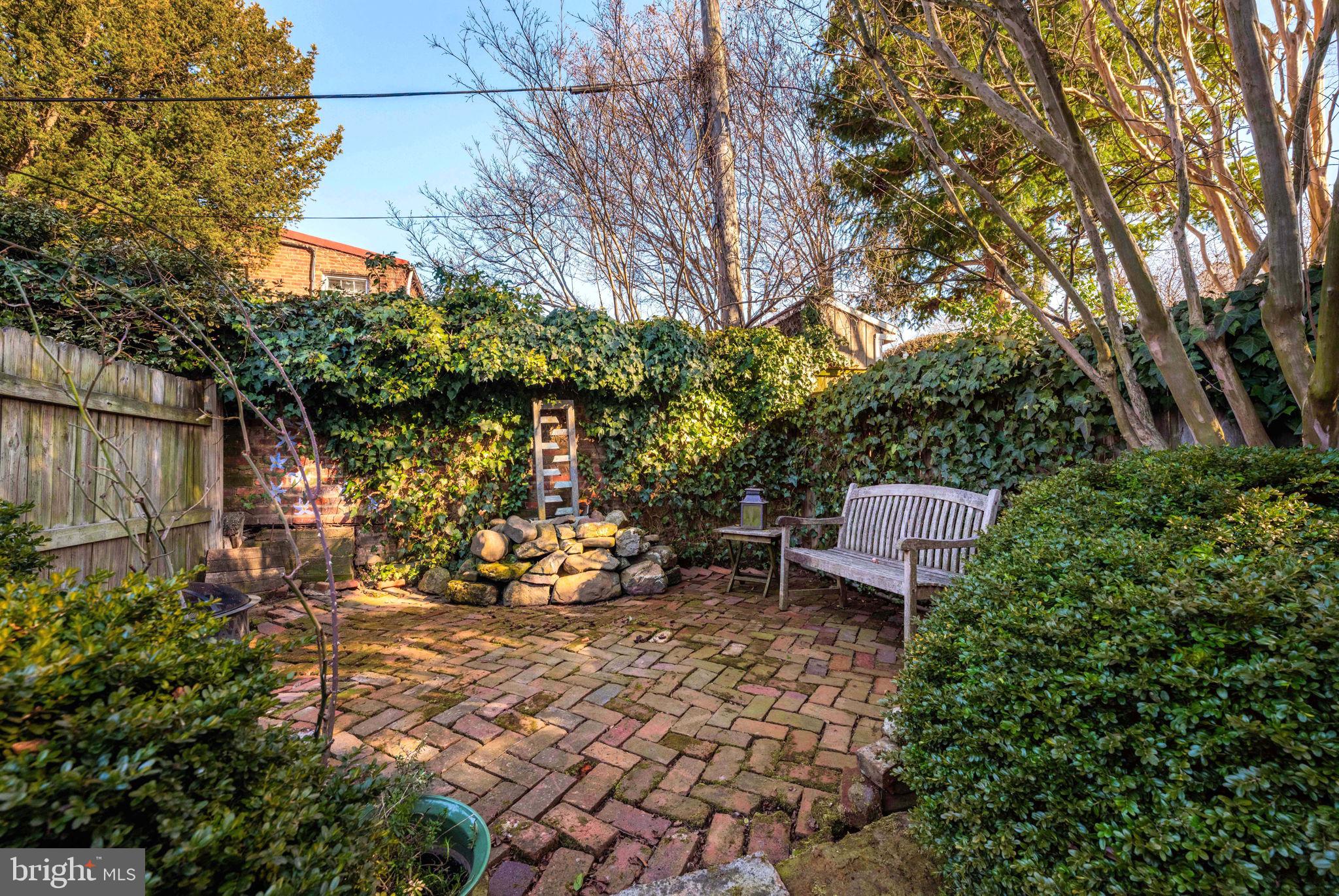 416 S FAIRFAX STREET S