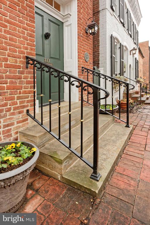 113-115 SOUTH LEE STREET