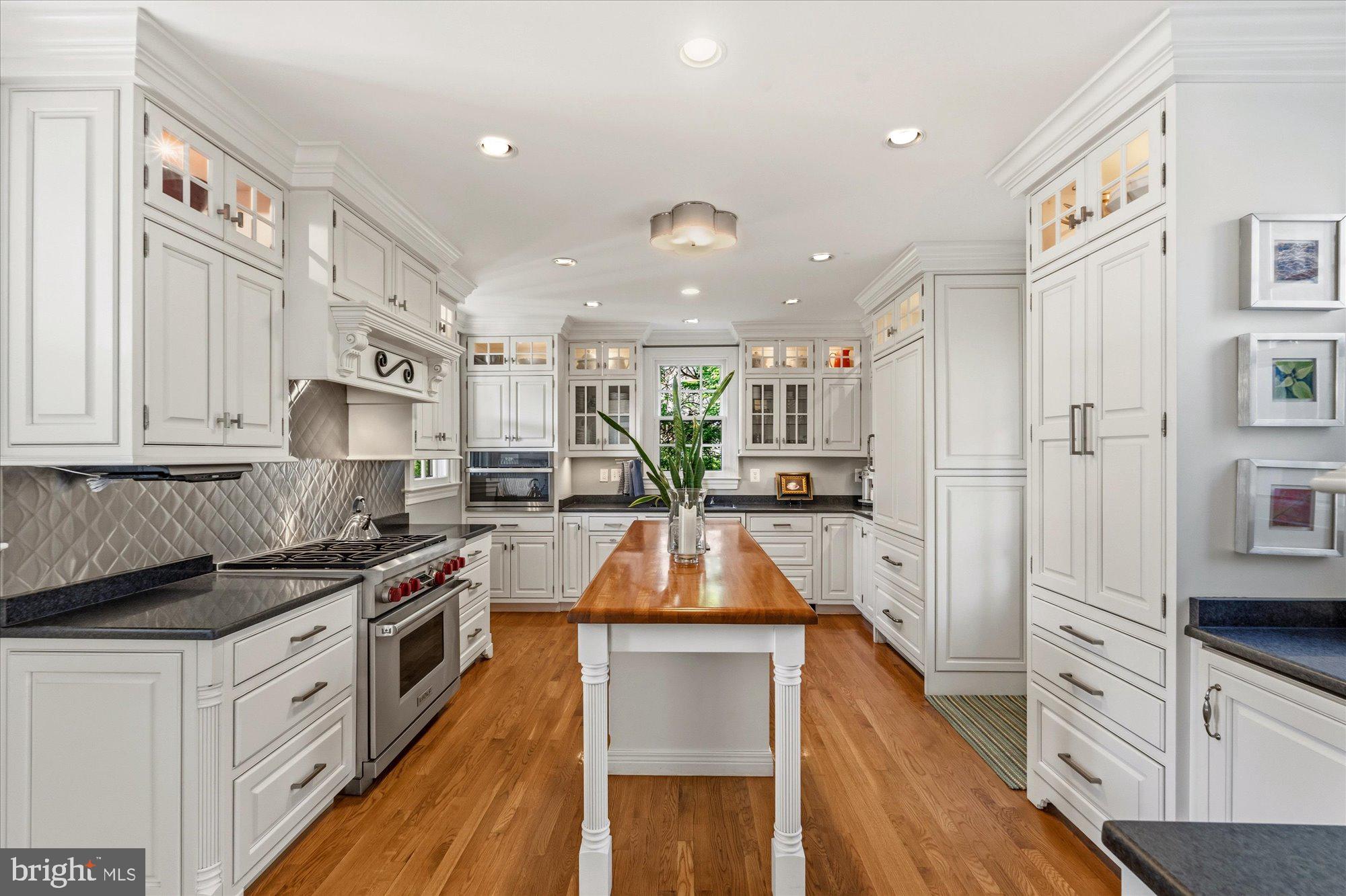 305 MANSION DRIVE