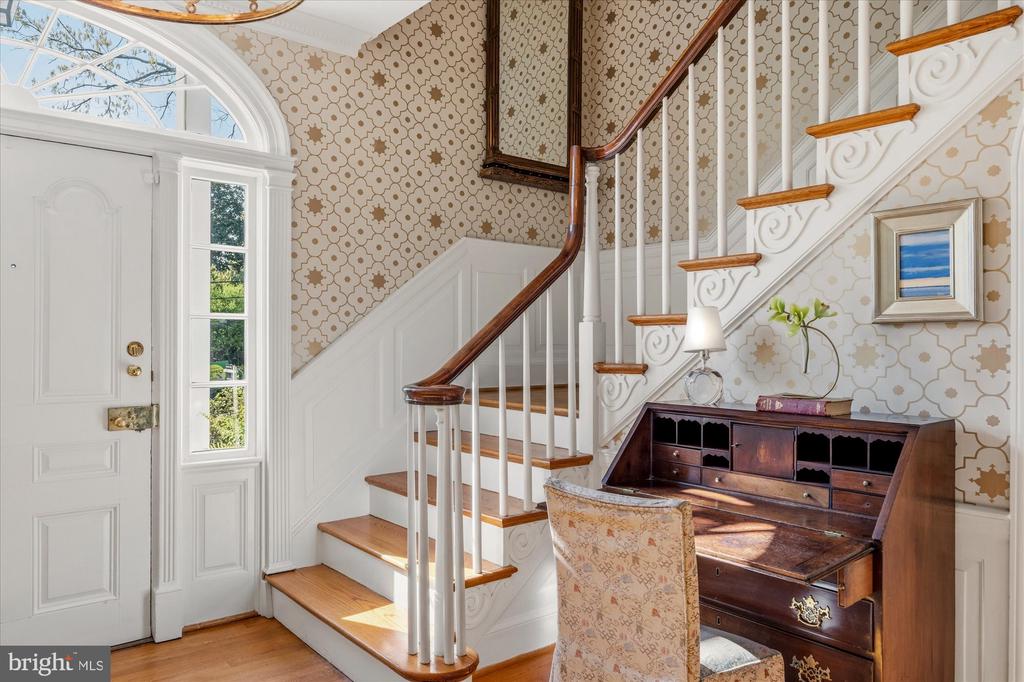 305 MANSION DRIVE