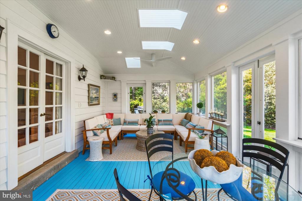 305 MANSION DRIVE