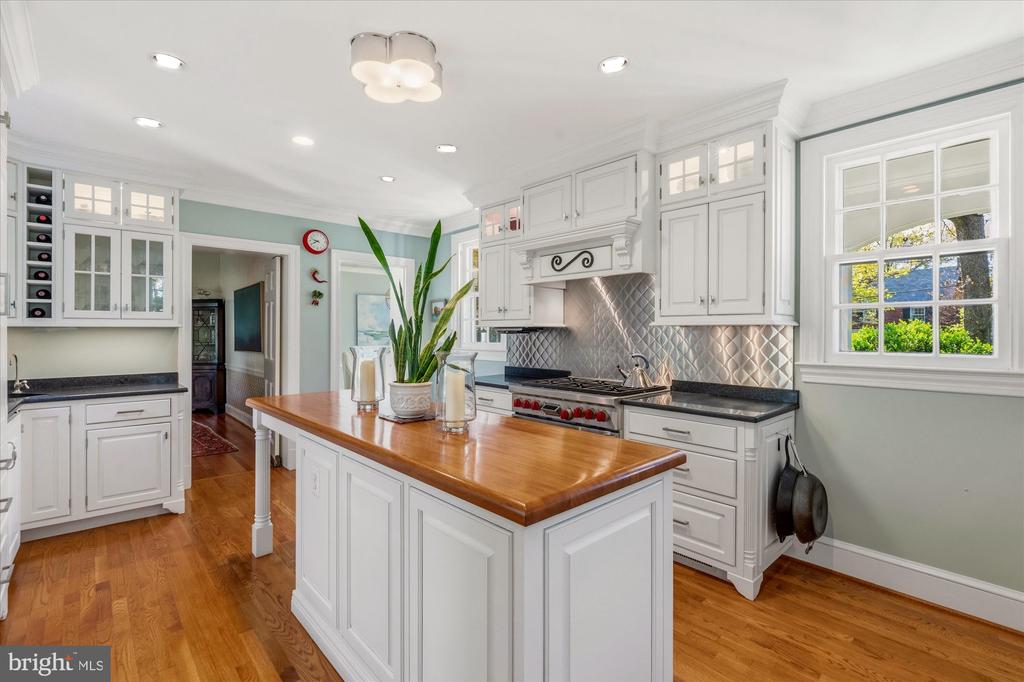 305 MANSION DRIVE